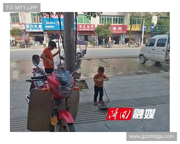 黑色足球鞋在球星脚下展现霸气魅力，助力球场上风驰电掣的表现